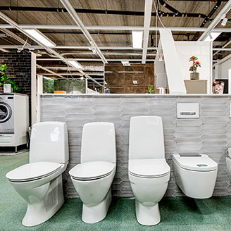 WC och toaletter i olika utföranden i Hemmaplan Badrums butik i Västerås